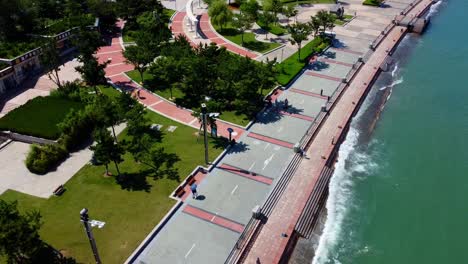 Malerischer-Absteigender-Luftblick-Auf-Die-Strandpromenade-Im-Weihai-Xingfu-Park