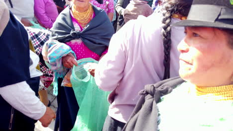 Vibrante-Mercado-Tradicional-En-Otavalo,-Ecuador,-Con-Lugareños-Vestidos-Con-Trajes-Culturales.