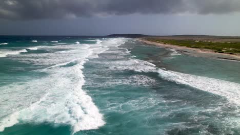 Starke-Wellen-Und-Strömungen-Entlang-Der-Ostküste-Von-Aruba