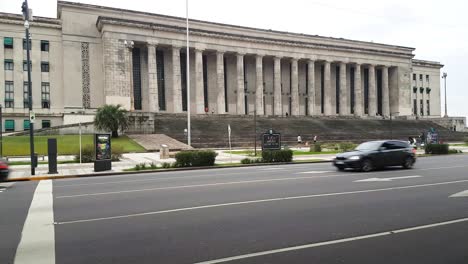 Verkehr-Vor-Dem-Museum-Und-Historischen-Archiv-Der-Juristischen-Fakultät-Der-UBA-In-Buenos-Aires