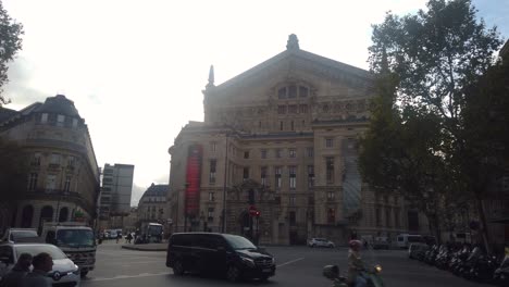 Slomo-Pan-Del-Palais-Garnier-Desde-La-Transitada-Calle-De-París