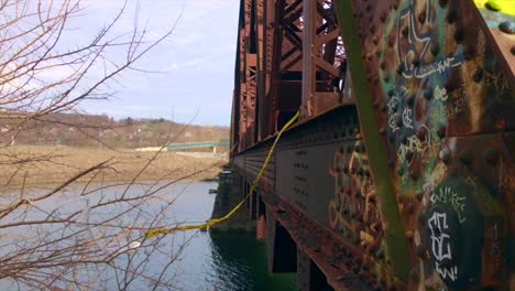 Imágenes-Del-Costado-De-Un-Antiguo-Puente-Ferroviario-Sobre-Un-Río-En-Una-Ciudad-Industrial