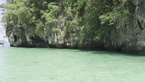 Piedra-Caliza-Empinada-Al-Sur-De-Tailandia-Hermoso-Paisaje-Natural-Agua-Clara-Del-Océano