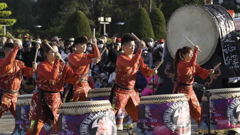 Actuación-De-Tambores-Y-Baile-Durante-Las-Celebraciones-Del-Año-Nuevo-Chino-En-Las-Calles-Del-Salón-Conmemorativo-De-Chiang-Kai-shek.