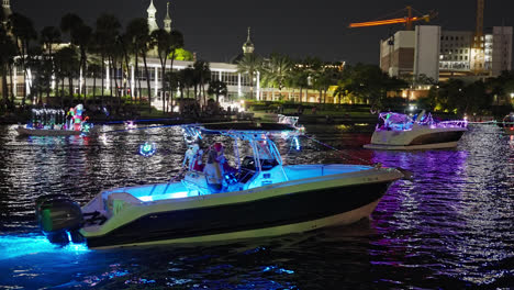 Beleuchtete-Festboote-Auf-Dem-Hillsborough-River-In-Der-Nacht-In-Der-Nähe-Der-University-Of-Tampa