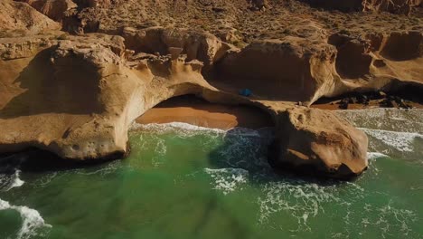 Cueva-Costera-Escondida-Playa-Verano-Aventura-Viaje-Al-Mar-Playa-Camping-En-Irán-Paisaje-Marino-Natural-De-La-Isla-Qeshm-Golfo-Arábigo-Deportes-Acuáticos-Atracción-Turística-En-Dubai-Emiratos-Qatar-Maravilloso