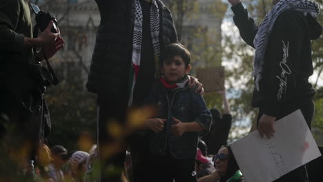 Ein-Arabischer-Vater-Schwenkt-Mit-Seinem-Sohn-Bei-Einer-Pro-Palästina-Demonstration-Eine-Palästinensische-Flagge