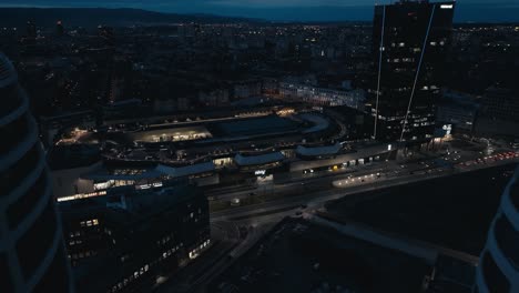 Centro-Comercial-Moderno-Nivy-Y-Torre-Nivy-Con-Estación-De-Autobuses-Por-La-Noche