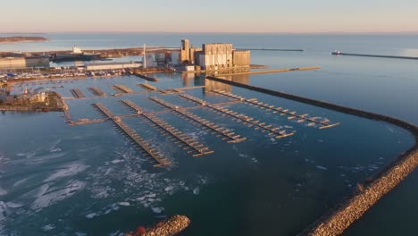 Port-Colbornes-Industrielle-Uferpromenade-Und-Jachthafen-Bei-Sonnenuntergang,-Ruhiges-Wasser,-Luftaufnahme