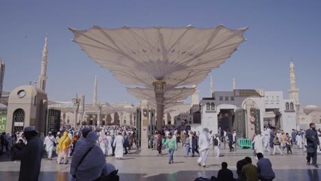 Pilgrims-visiting-the-Prophet's-Mosque
