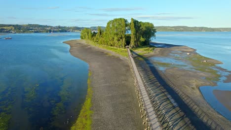 Luftaufnahme-Von-Menschen,-Die-Zur-Insel-Aucar-Im-Sonnigen-Chiloé,-Chile,-Wandern