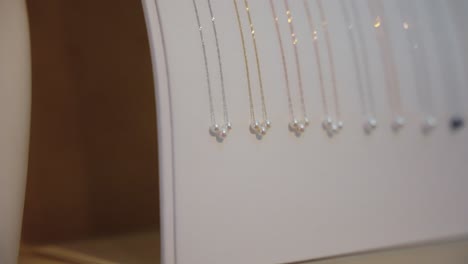 Weiße-Und-Schwarze-Perlenketten,-Gold--Und-Silberketten-4k