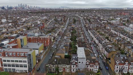 Panorámica-A-La-Derecha-A-Lo-Largo-De-Una-Carretera-Del-Centro-De-La-Ciudad-Cerca-De-Wandsworth-Common-En-El-Suroeste-De-Londres