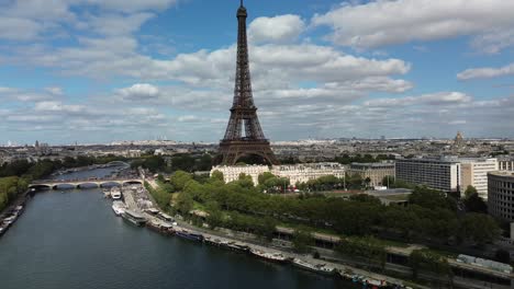 Torre-Eiffel-Y-Puente-Pont-D&#39;Iéna-Sobre-El-Río-Sena,-Paisaje-Urbano-De-París,-Francia