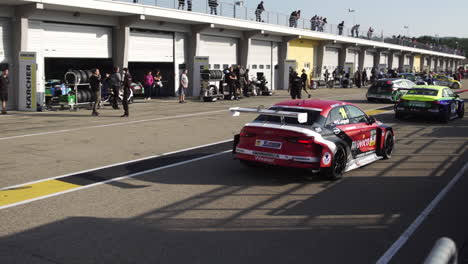 Ingeniero-De-Equipo-Indicando-Al-Conductor-Que-Abandone-El-Pit-Lane,-Competencia-De-Carrera