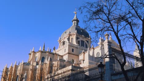 Catedral-De-La-Almudena-Enorme-Iglesia-En-El-Centro-De-La-Ciudad-De-Madrid-Monumento-Católico-En-El-Cielo-Azul-Durante-El-Día