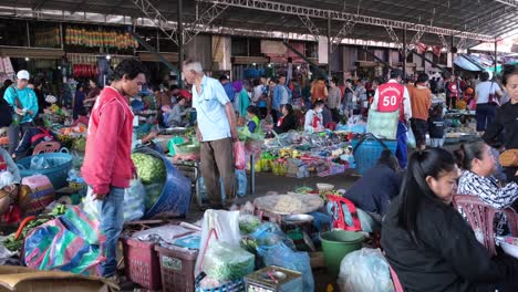 Se-Observa-Un-Bullicioso-Mercado-Público-En-Laos,-Repleto-De-Agricultores,-Vendedores,-Comerciantes,-Distribuidores,-Clientes-Y-Compradores-Ubicado-En-Pakse,-Laos,-Llamado-Mercado-Matutino-De-Dao-Heuang.