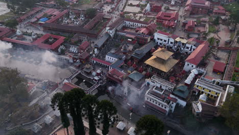 Weitwinkel-Drohnenaufnahme-Im-Pashupati-Nath-Tempel-In-Kathmandu,-Nepal,-Mit-Draufsicht-Auf-Den-Hindu-Gott-Shiva