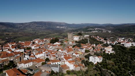 Historisches-Schloss-Belmonte-Inmitten-Der-Stadt,-Portugal---Antenne