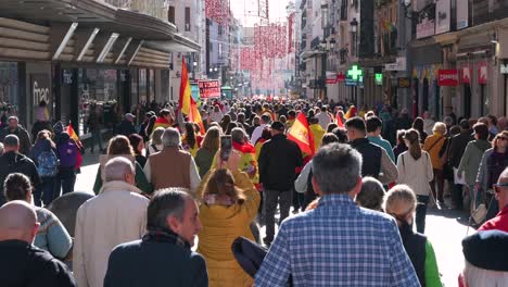 Demonstranten-Versammeln-Sich-Während-Einer-Demonstration-Gegen-Die-Sozialistische-Partei-PSOE,-Nachdem-Ministerpräsident-Pedro-Sanchez-Zugestimmt-Hatte,-Den-Am-Abspaltungsversuch-In-Katalonien-Im-Jahr-2017-Beteiligten-Personen-Amnestie-Zu-Gewähren.