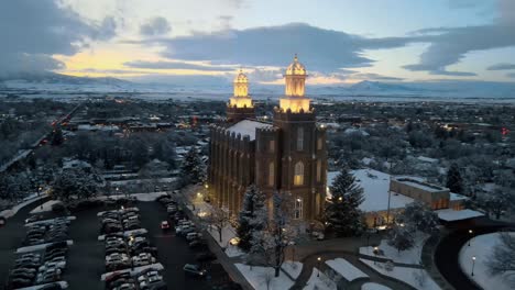 órbita-Aérea-Que-Establece-La-Vista-De-La-Entrada-Al-Templo-Lds-De-Logan-Utah-Al-Atardecer-Con-Luces-Brillantes