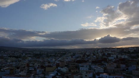 Sonnenuntergang-In-Der-Stadt-Melilla-Mit-Wolken-Und-Sonne