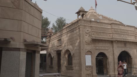 Alter-Hindutempel-Aus-Rotem-Stein-Am-Tag-Aus-Verschiedenen-Blickwinkeln.-Das-Video-Wurde-Am-13.-November-2023-Im-Pal-Balaji-Tempel-In-Jodhpur,-Rajasthan,-Indien,-Aufgenommen