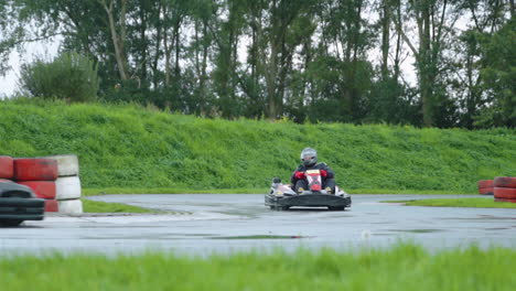 Chicane-En-La-Pista-De-Karts-De-Almere-Con-El-Conductor-Corriendo-Por-Las-Curvas,-Cámara-Lenta