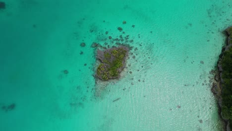 Drohne-Schwebt-über-Einer-Kleinen-Felseninsel-In-Der-Lagune-Von-Fidschi