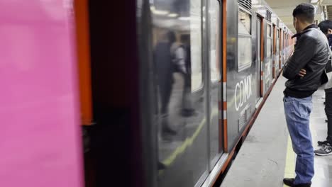 Viaje-Lleno-De-Gente-Mientras-La-Gente-Aborda-El-Metro-En-Una-Estación-En-La-Escena-De-La-Cdmx-En-La-Estación-De-Metro-Cuando-Llega-El-Tren-Y-La-Gente-Aborda-Armoniosamente