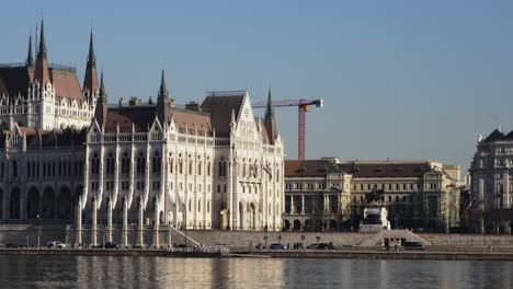 Vista-Del-Centro-De-La-Ciudad-De-Budapest-Con-El-Edificio-Del-Parlamento-Y-El-Río-Danubio-En-Un-Día-Soleado,-Arquitectura-Gótica,-Plano-Medio-Distante