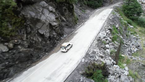 Touristen-Im-Geländewagen-Fahren-Auf-Der-Streep-Mountain-Road-In-Richtung-Jomsom-In-Nepal---Luftverfolgung