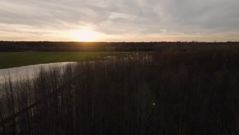 Luftaufnahme-Des-Loosahatchie-Parks-Bei-Sonnenuntergang-Mit-Ruhigem-Wasser-Und-üppigen-Bäumen,-Ruhiger-Landschaft