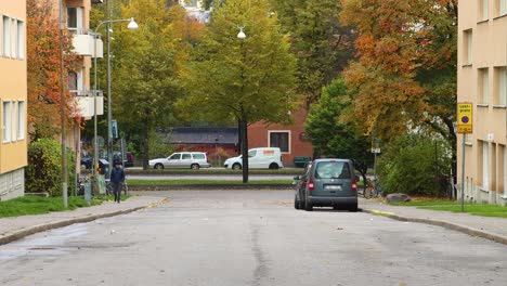 El-Hombre-Camina-Por-La-Calle-Estocolmo-En-Otoño-Con-El-Tráfico-En-Segundo-Plano.