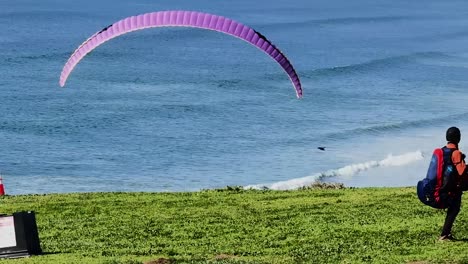 Parapentes-En-Tándem-De-Movimiento-Rápido-Saltando-Desde-Un-Acantilado-Y-Volando-A-Través-De-Los-Acantilados-Costeros