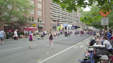 Hoopfest-2018-–-Menschenmenge-Läuft-Vorbei,-Während-Mädchen-Basketball-Trainieren