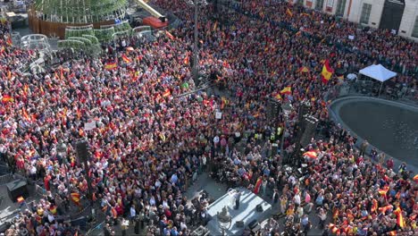 Ein-Politiker-Spricht-Vor-Demonstranten,-Die-Sich-An-Der-überfüllten-Puerta-Del-Sol-Versammelt-Haben,-Gegen-Die-Sozialistische-Partei-PSOE,-Nachdem-Sie-Zugestimmt-Hatte,-Den-Am-Abspaltungsversuch-Von-Katalonien-Beteiligten-Personen-Amnestie-Zu-Gewähren.