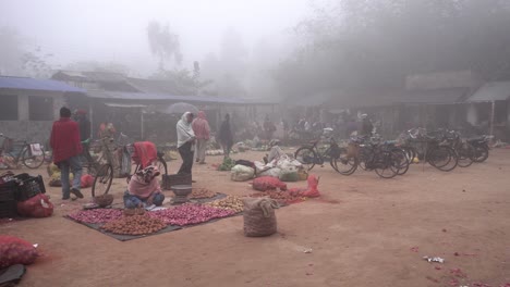 Escena-Del-Pueblo-De-Niebla-Temprano-En-La-Mañana