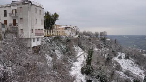 Vista-De-Edificios-Y-Calles-De-Guardiagrele-Bajo-La-Nieve-En-Invierno,-Abruzzo,-Italia.