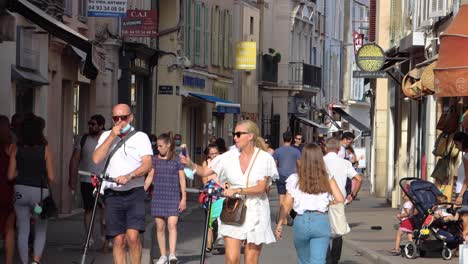 Paar-Mit-Eis-Und-Anderen-Spaziergang-Durch-Geschäfte-In-Der-Altstadt-Von-Antibes