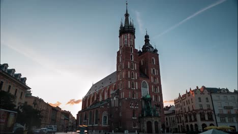 Farbenfroher-Sonnenaufgang-über-Der-Krakauer-St.-Kirche