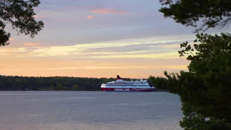 El-Distante-Ferry-De-Crucero-Viking-Line-Viaja-En-El-Archipiélago-De-Estocolmo