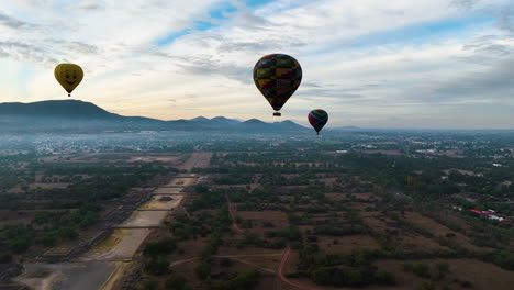 Un-Dron-Disparó-Hacia-Un-Globo-Aerostático-En-El-Campo,-Mañana-Soleada-En-México