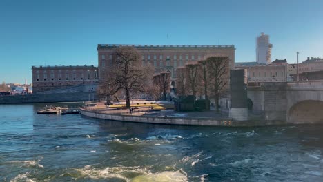 Strahlend-Sonniger-Tag-Im-Schwedischen-Königspalast-In-Stockholm-Mit-Klarem-Blauen-Himmel-Und-Blick-Auf-Das-Wasser