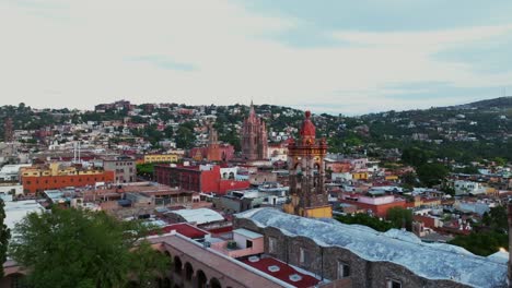 Flight-Near-Templo-De-La-Purísima-Concepción-And-Parroquia-De-San-Miguel-Arcángel-In-San-Miguel-De-Allende,-Mexico---Drone-Shot