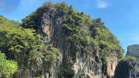 Steile-Kalksteinformationen-Mit-Vegetation-Südlich-Von-Thailand,-Krabi,-Asien