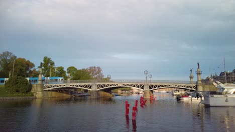 El-Teleférico-Pasa-Por-El-Puente-Djurgardsbron-En-Estocolmo,-Suecia