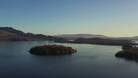 Vistas-Panorámicas-Del-Lago-De-Loch-Lomond-Y-El-Parque-Nacional-Trossachs-Durante-Las-Primeras-Horas-De-La-Tarde-En-Otoño,-Escocia