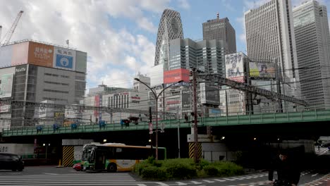 Vía-De-Tren-Elevada-En-Shinjuku,-Tokio.