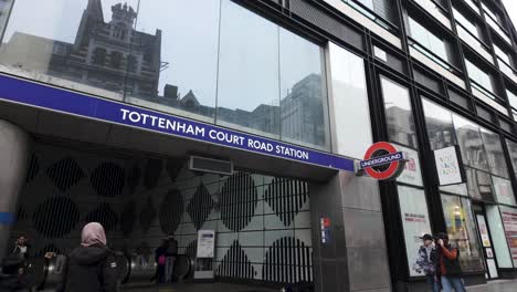 Entrada-A-La-Estación-De-Tottenham-Court-Road-En-Un-Día-Nublado-En-Londres,-Peatones-Visibles